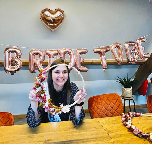 Vrijgezellenfeest vrouw| idee vrijgezellenfeest| activiteit vrijgezellenfeest|vrijgezellenfeest eindhoven|vrijgezellenfeest België| bachelorette box| Droogbloemenkrans maken vrijgezellenfeest magical flower