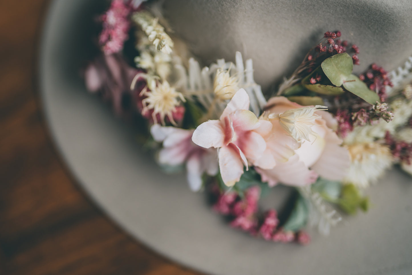 bloemenband van droogbloemen| boheemse hoed| droogbloemen op hoed bruid| magical flower