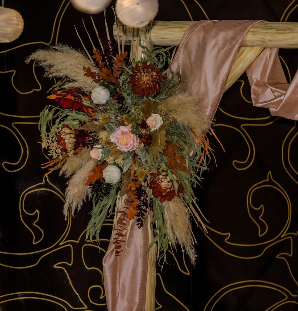 prieelstuk | bloemen prieel bestellen| trouwdecoratie | backdrop met bloemstuk huren| zijdenbloemen huren bruiloft| prieel bloemen online bestellen| bohowedding| bohemian bloemen bruiloft|magical flower