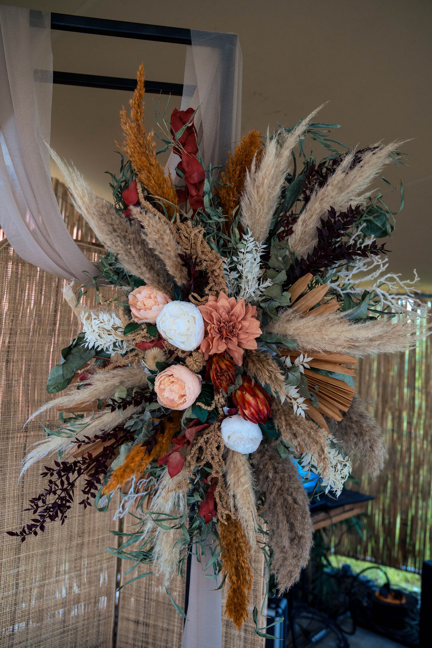 prieelstuk | bloemen prieel bestellen| trouwdecoratie | backdrop met bloemstuk huren| zijdenbloemen huren bruiloft| prieel bloemen online bestellen| bohowedding| bohemian bloemen bruiloft|magical flower|