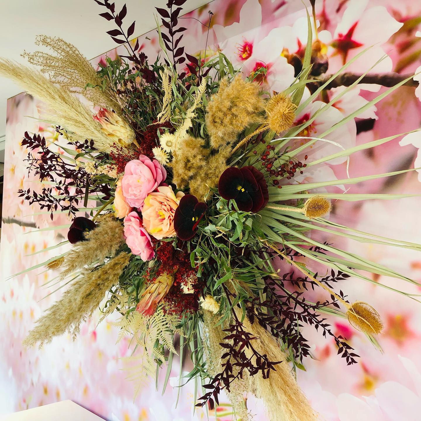prieelstuk | bloemen prieel bestellen| trouwdecoratie | backdrop met bloemstuk huren| zijdenbloemen huren bruiloft| prieel bloemen online bestellen| bohowedding| bohemian bloemen bruiloft|magical flower