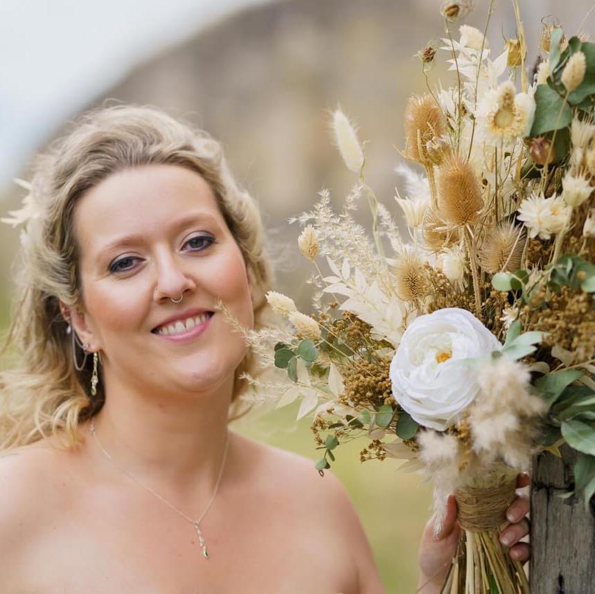 bruidsboeket van droogbloemen wit| bloemen bruiloft bestellen| bruidsboeket verzenden| bruidsboeket van droogbloemen neutraal| bloemen bruiloft bestellen|corsages van droogbloemen|bohemien bruidsboeket |online bruidsboeket bestellen|magical flower| bruidsboeket eindhoven