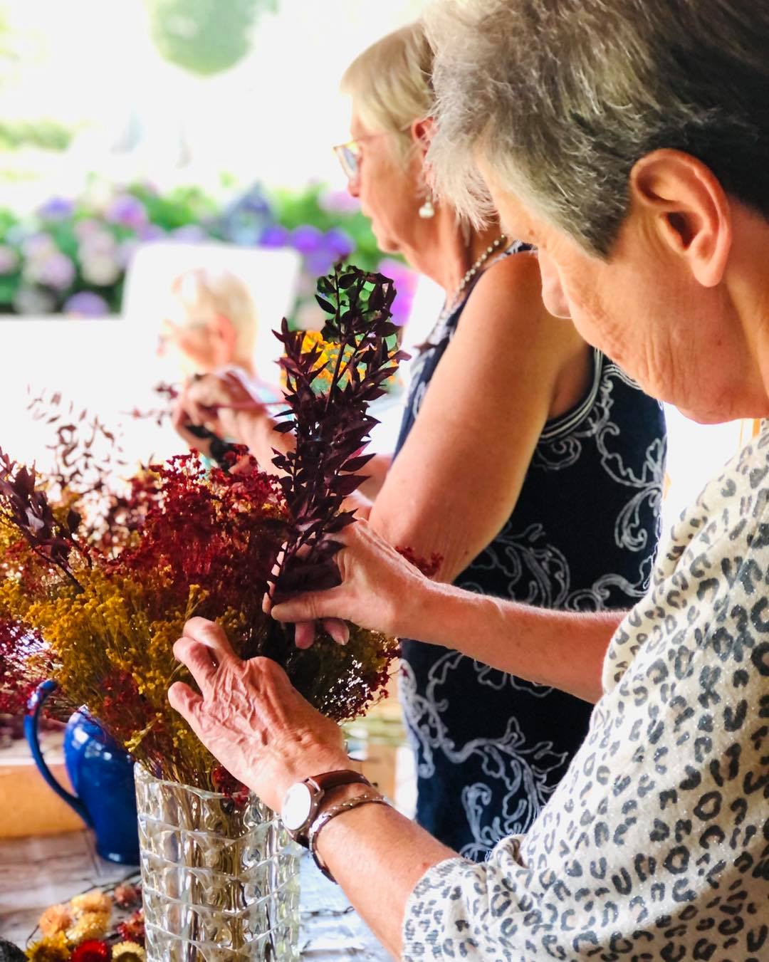 hoe maak je een droogboeket?| droogbloemen workshop| workshop met droogbloemen| boeket maken van droogbloemen| droogboeket maken| workshop bloemschikken weert| bloemschikken eindhoven| vrijgezellenfeest| personeelsuitje| personeelsverenigingsuitje| personeelsfeestje