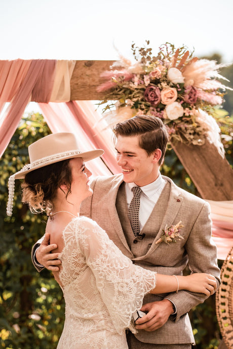 flowercloud|backdrop|bruiloft aankleding|bloemenstyling bruiloft|mooie droogbloemen| bohemian bruiloft| bruidsbloemen huren| herencorsage