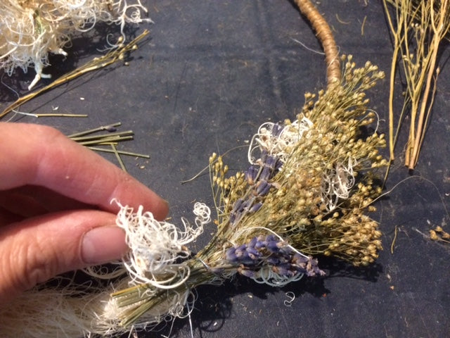 droogbloemen krans|krans van droogbloemen|droogbloemen ring| doe-het-zelf| gedroogde bloemen | interieur trends| maak je eigen droogbloemen krans| droogbloemen atelier Magical Flower| Magical Flower Budel-Schoot| weert|budel| droogbloemen atelier Budel | bloemschik workshop |droogbloemen workshop |krans van droogbloemen|krans