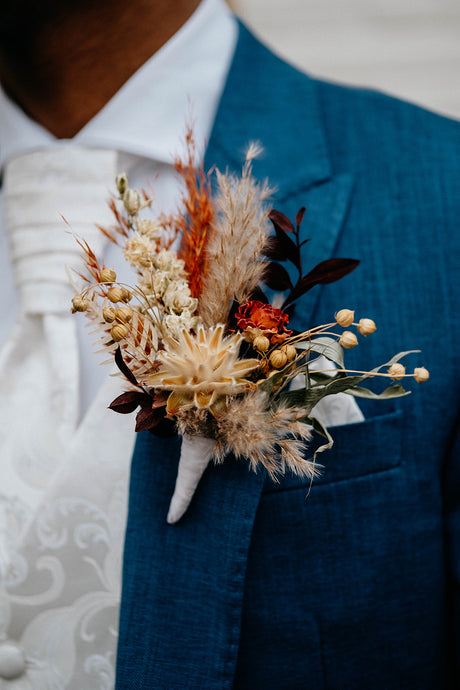 corsage van droogbloemen|droogbloemen corsage|bruidegom corsage |bloemen corsage |corsage bruiloft|trend bruiloft 2022|trends bruiloften|bohemien wedding| boho|bohemian style|