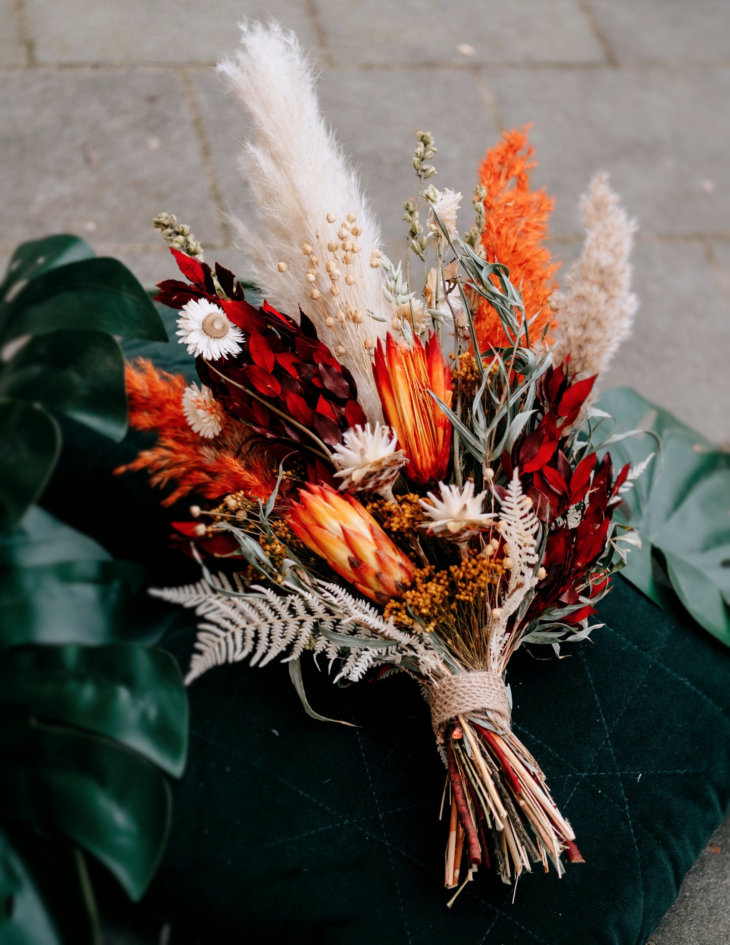 bruidsbloemen kosten|trouwboeket|bruidsboeket kopen|bruidsboeket droogbloemen prijs|bruidsboeket van droogbloemen|hoe duur is een bruidsboeket |wat kost een bruidsboeket| droogbloemen trouw| bloemstuk bruiloft| bruilof| Magical Flower | eindhoven |weert|budel