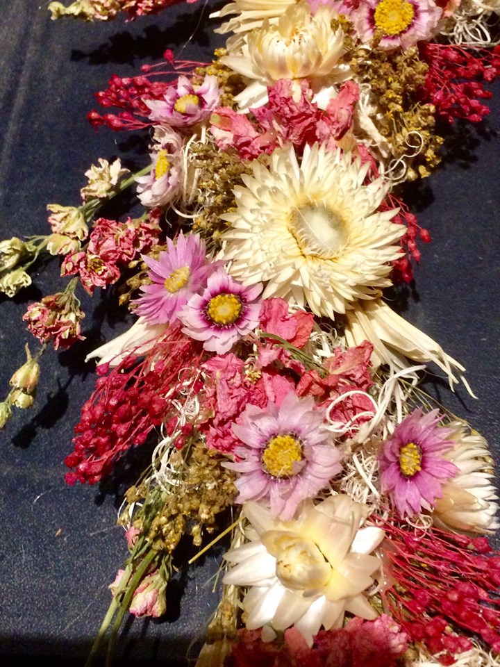 droogbloemen krans|krans van droogbloemen|droogbloemen ring| doe-het-zelf| gedroogde bloemen | interieur trends| maak je eigen droogbloemen krans| droogbloemen atelier Magical Flower| Magical Flower Budel-Schoot| weert|budel| droogbloemen atelier Budel | bloemschik workshop |droogbloemen workshop |krans van droogbloemen|krans|Droogbloemen halve krans om metalen ring makendroogbloemen krans pakket| DIY droogbloemen krans pakket