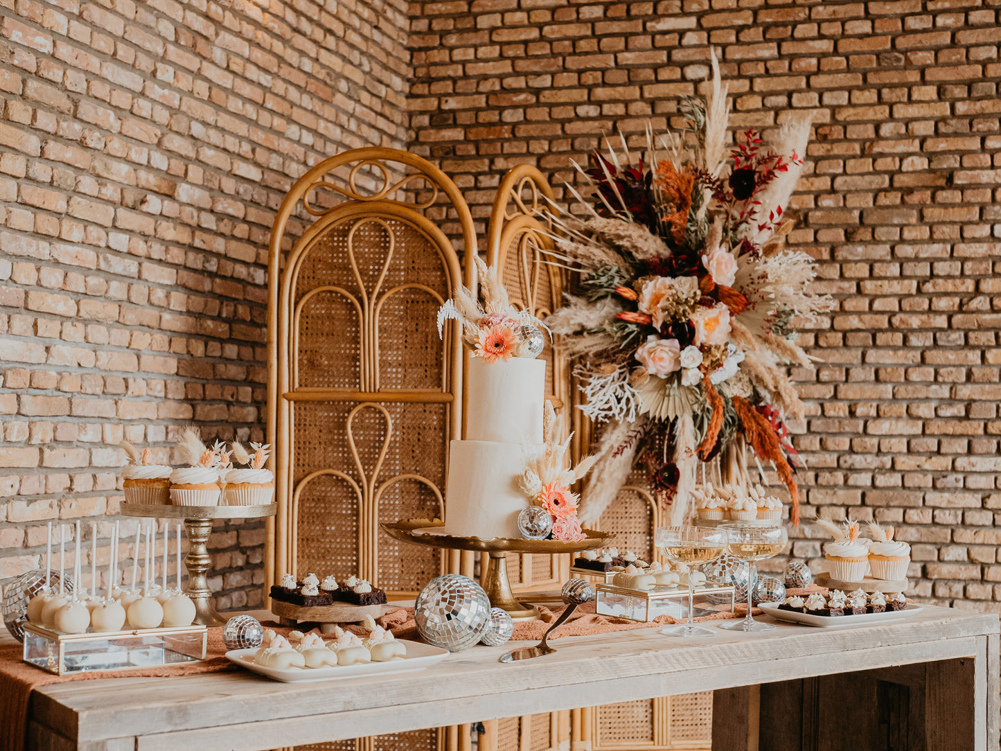 backdrop| flower cloud |bruidsversiering| bruiloft bloemen| droogbloemen bruiloft| wat kost een bruidsboeket| bloemen wolk bestellen| wand versiering bruiloft |bruidsversiering |droogbloemen huwelijk| droogbloemen bruiloft