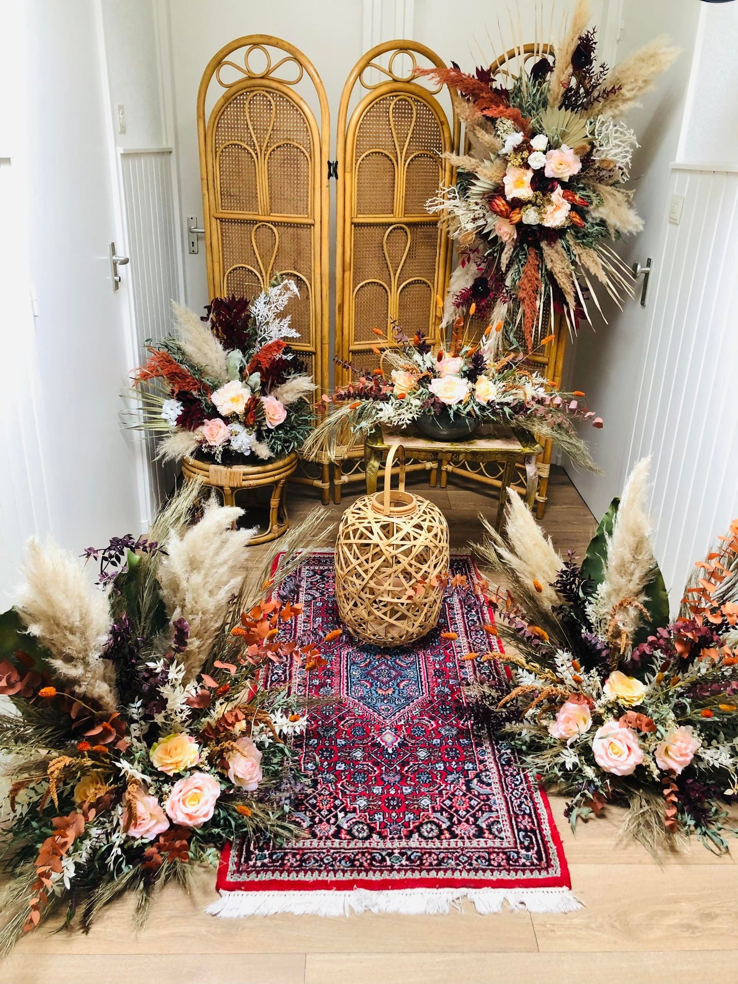 backdrop decoratie | grondstuk bruiloft| bloemstukken bruiloftt| trouwen in 2023|prieel|ceremony|bruidsboeket| bloemenstyling| weddingstyling| bridalbouquet|eyecather|weddingdinner| trouwen|