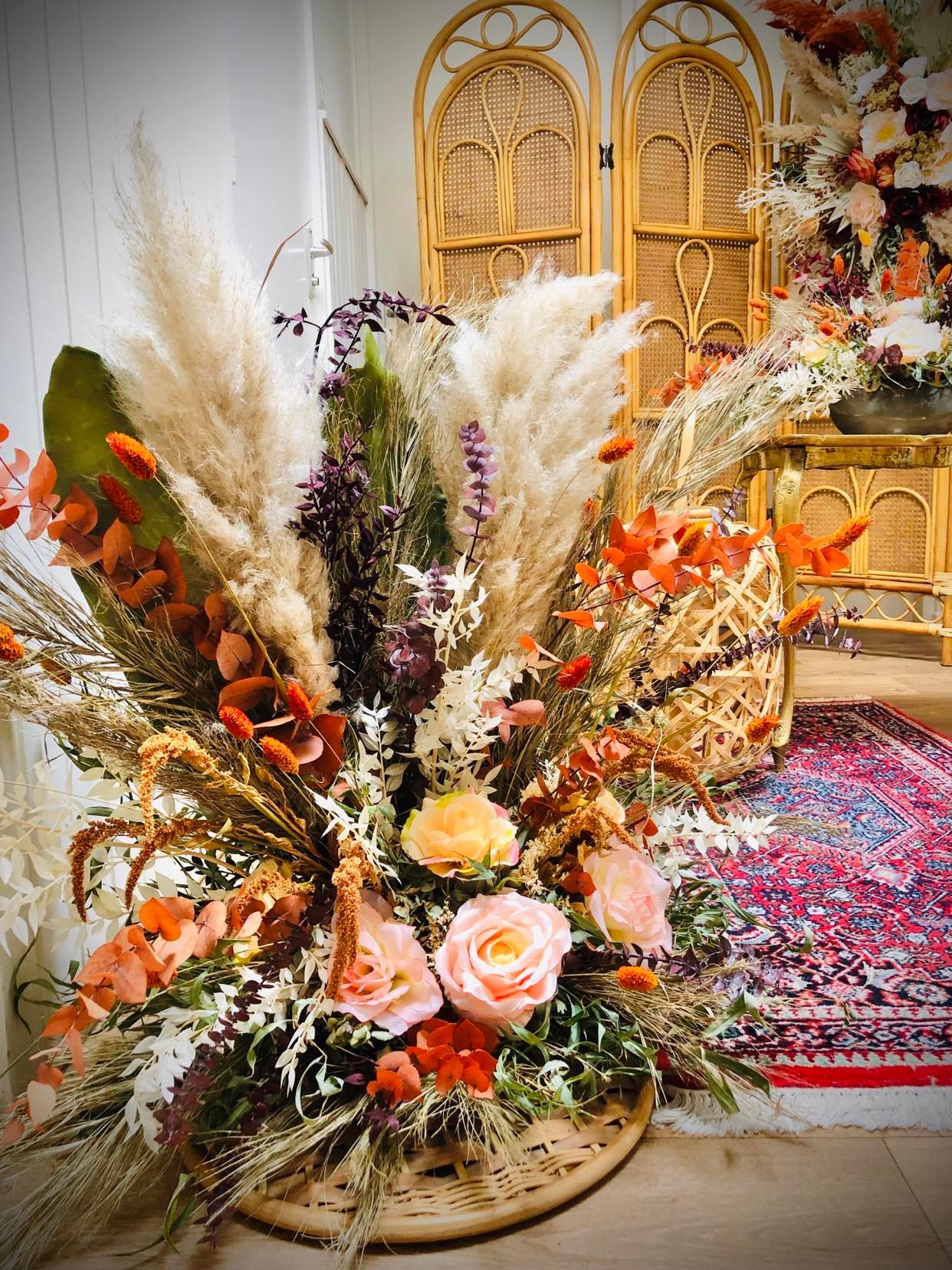 backdrop decoratie | grondstuk bruiloft| bloemstukken bruiloftt| trouwen in 2023|prieel|ceremony|bruidsboeket| bloemenstyling| weddingstyling| bridalbouquet|eyecather|weddingdinner| trouwen|