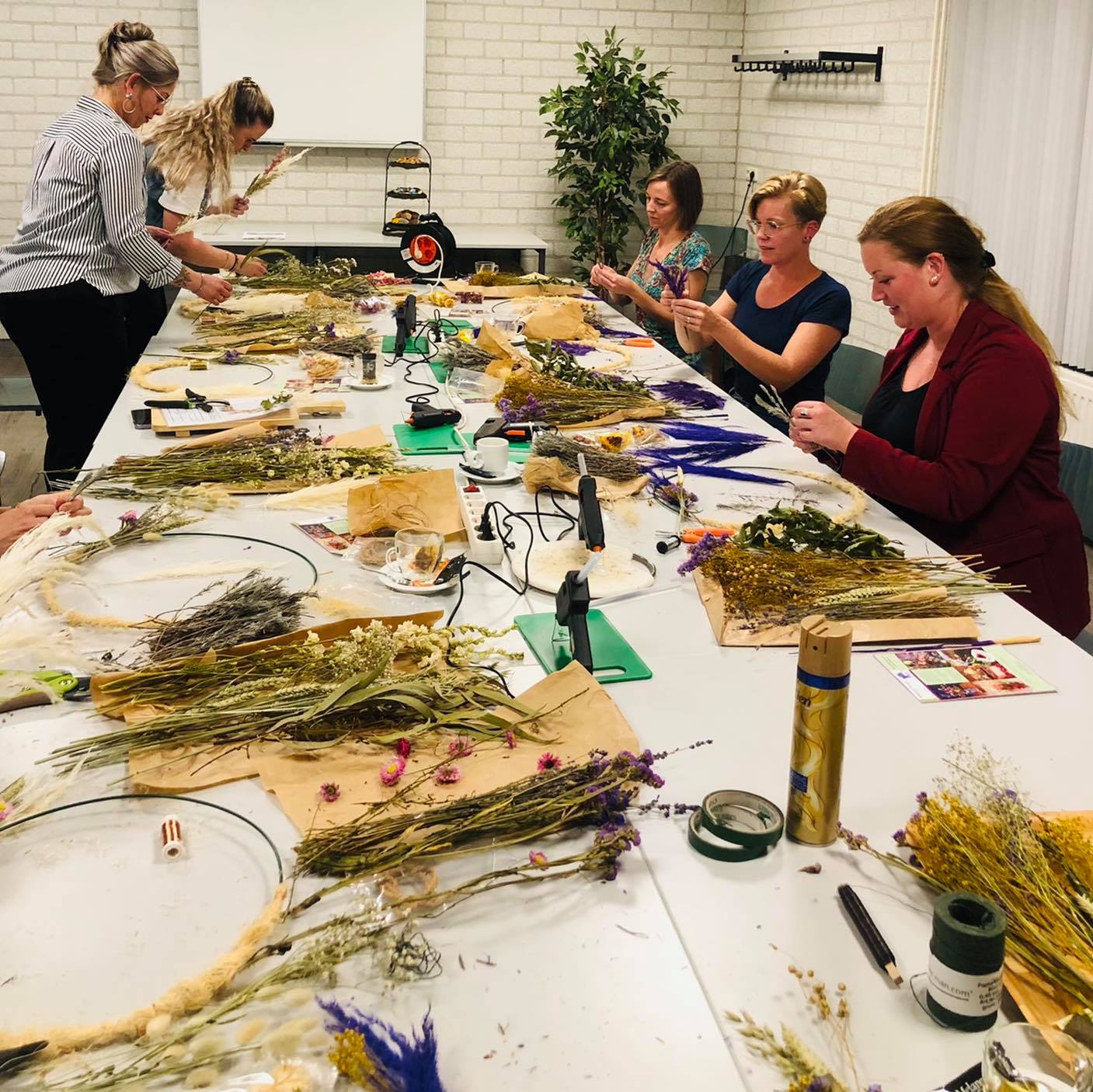 workshop droogbloemen| droogbloemen krans maken| hoe maak ik een droogbloemen krans| krans maken van droogbloemen| droogbloemen ring| ring van droogbloemen| bloemen ring maken| trend 2023| woontrend
