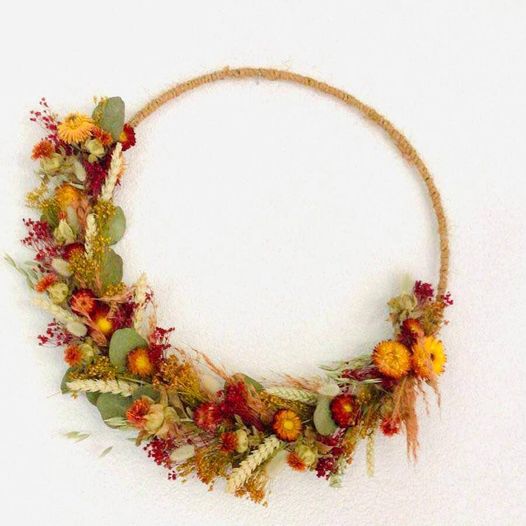 workshop droogbloemen| droogbloemen krans maken| hoe maak ik een droogbloemen krans| krans maken van droogbloemen| droogbloemen ring| ring van droogbloemen| bloemen ring maken| trend 2023| woontrend