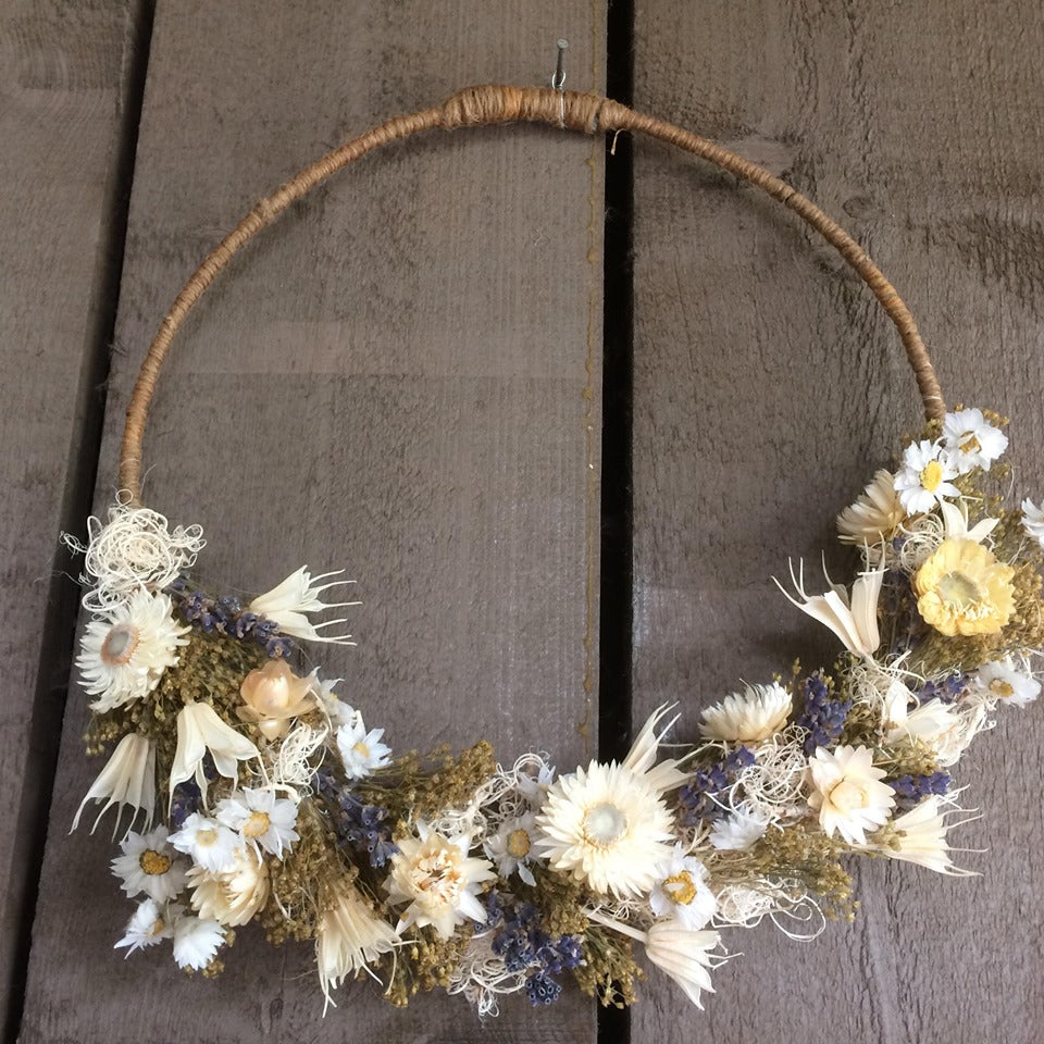 workshop droogbloemen| droogbloemen krans maken| hoe maak ik een droogbloemen krans| krans maken van droogbloemen| droogbloemen ring| ring van droogbloemen| bloemen ring maken| trend 2023| woontrend