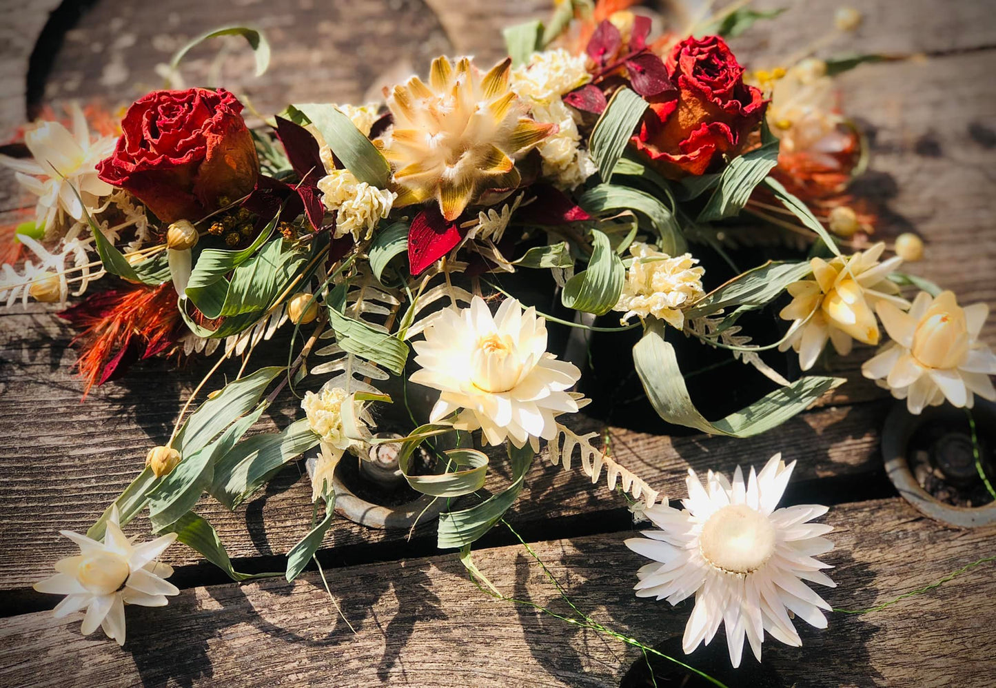 haarsieraad| bloemen in haar bruid| haarcorsage| droogbloemen in haar| haarversiering bruid| bruidskapsel met droogbloemen| speld met droogbloemen|bohemian haarsierraad| bruidsbloemen in haar | trend bruidskapsel 2023| bruidskapsel met droogbloemen erin