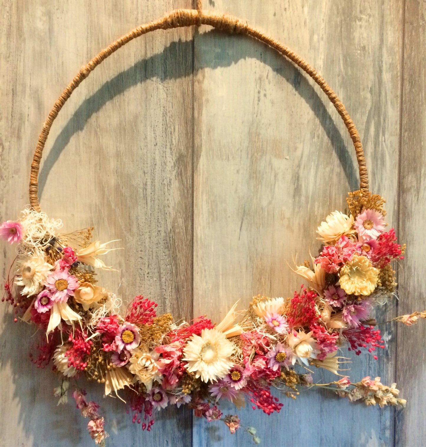 workshop droogbloemen| droogbloemen krans maken| hoe maak ik een droogbloemen krans| krans maken van droogbloemen| droogbloemen ring| ring van droogbloemen| bloemen ring maken| trend 2023| woontrend