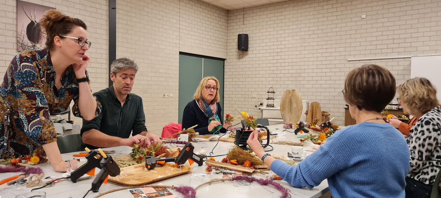 workshop droogbloemen| droogbloemen krans maken| hoe maak ik een droogbloemen krans| krans maken van droogbloemen| droogbloemen ring| ring van droogbloemen| bloemen ring maken| trend 2023| woontrend