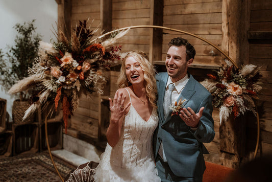 Laat het bezuinigen op bruidsbloemen niet je trouwfoto’s verpesten – huur bij ons een complete, betaalbare bloemenstyling die wél klopt