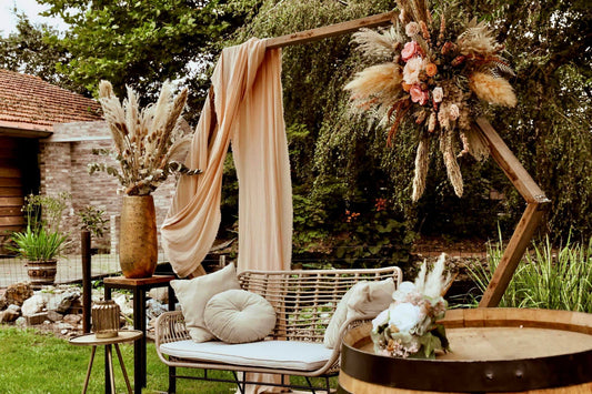 bruidsboeket van droogbloemen en zijdebloemen| duurzame bloemen| bloemen bruiloft|bohemien bruiloft| trends bruiloft 2025| bloemen aankleding bruiloft| droogbloemen bruiloft| bohemien wedding| Magical Flower