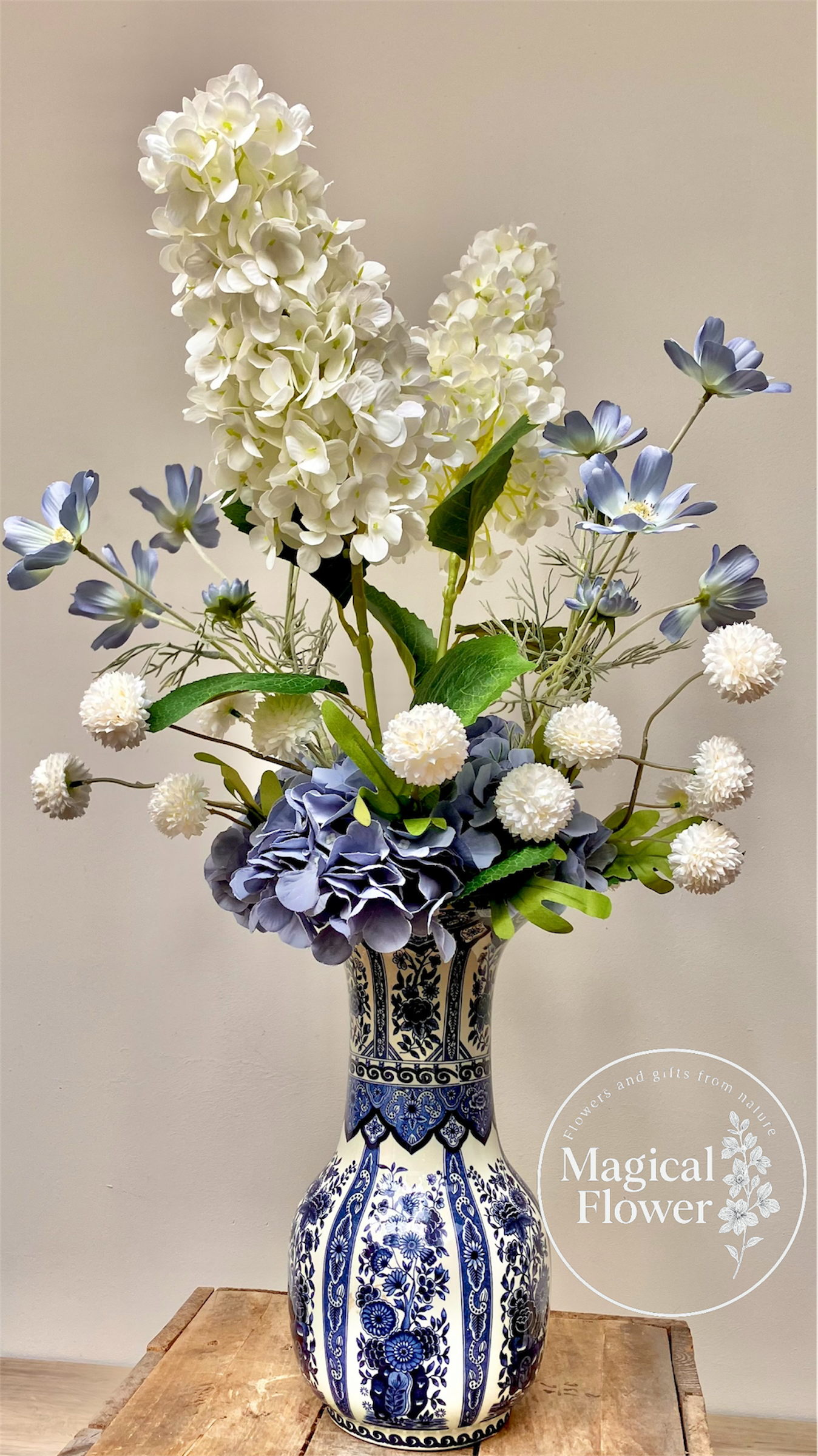 Delfts Blauwe Vaas Met Zijden Bloemen
