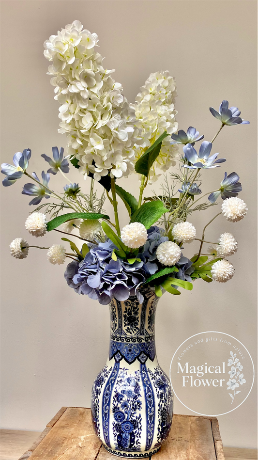 Delfts Blauwe Vaas Met Zijden Bloemen