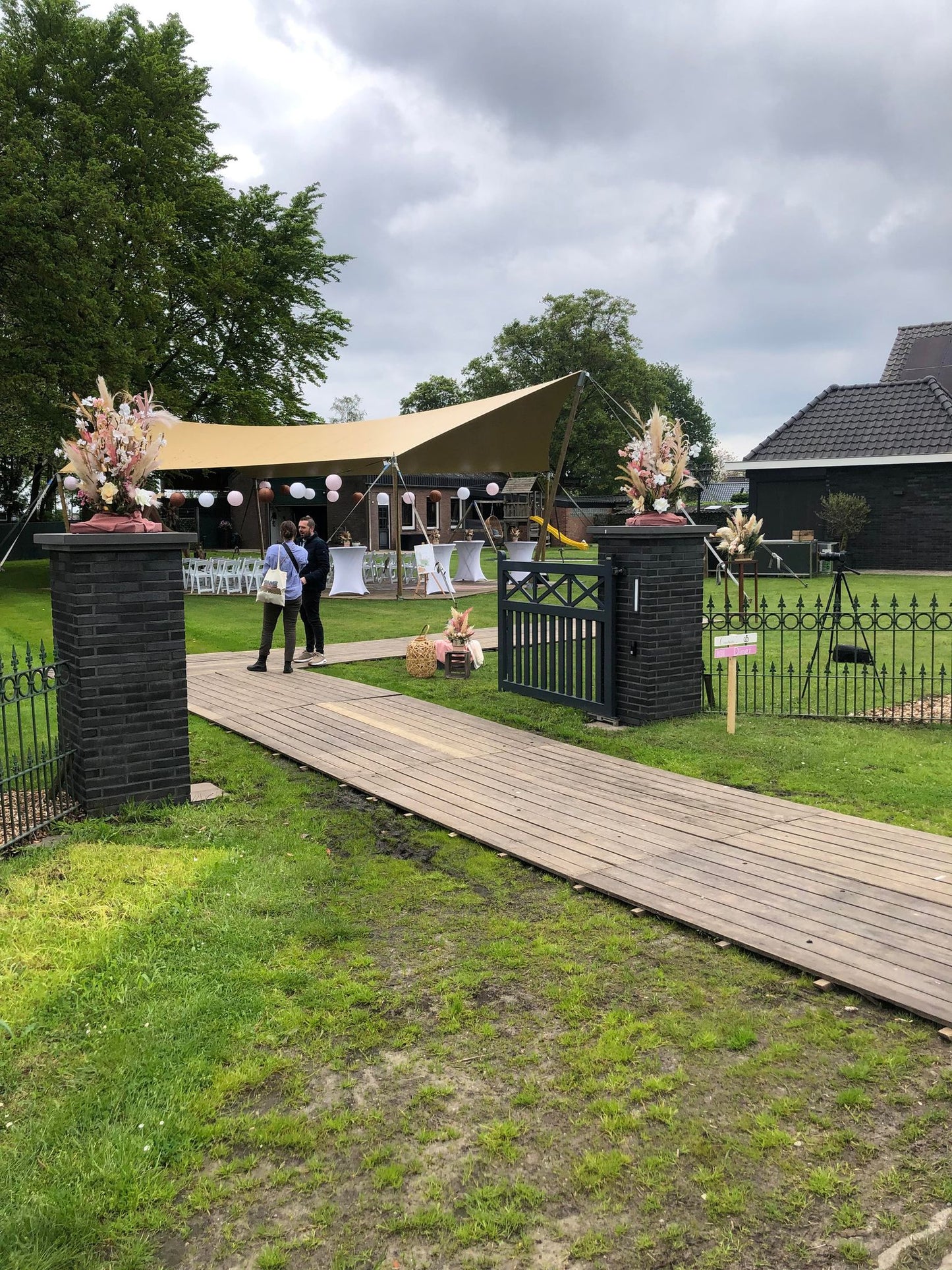 bloemen huren eindhoven |zijdebloemen huren eindhoven| zijdebloemen huren evenement| bloemen huren event |bloemen bruiloft huren |centerpieces huren bruiloft | eye-catchers pilaar |hoog bloemstuk huren | bloemen huren bedrijf|magical flower