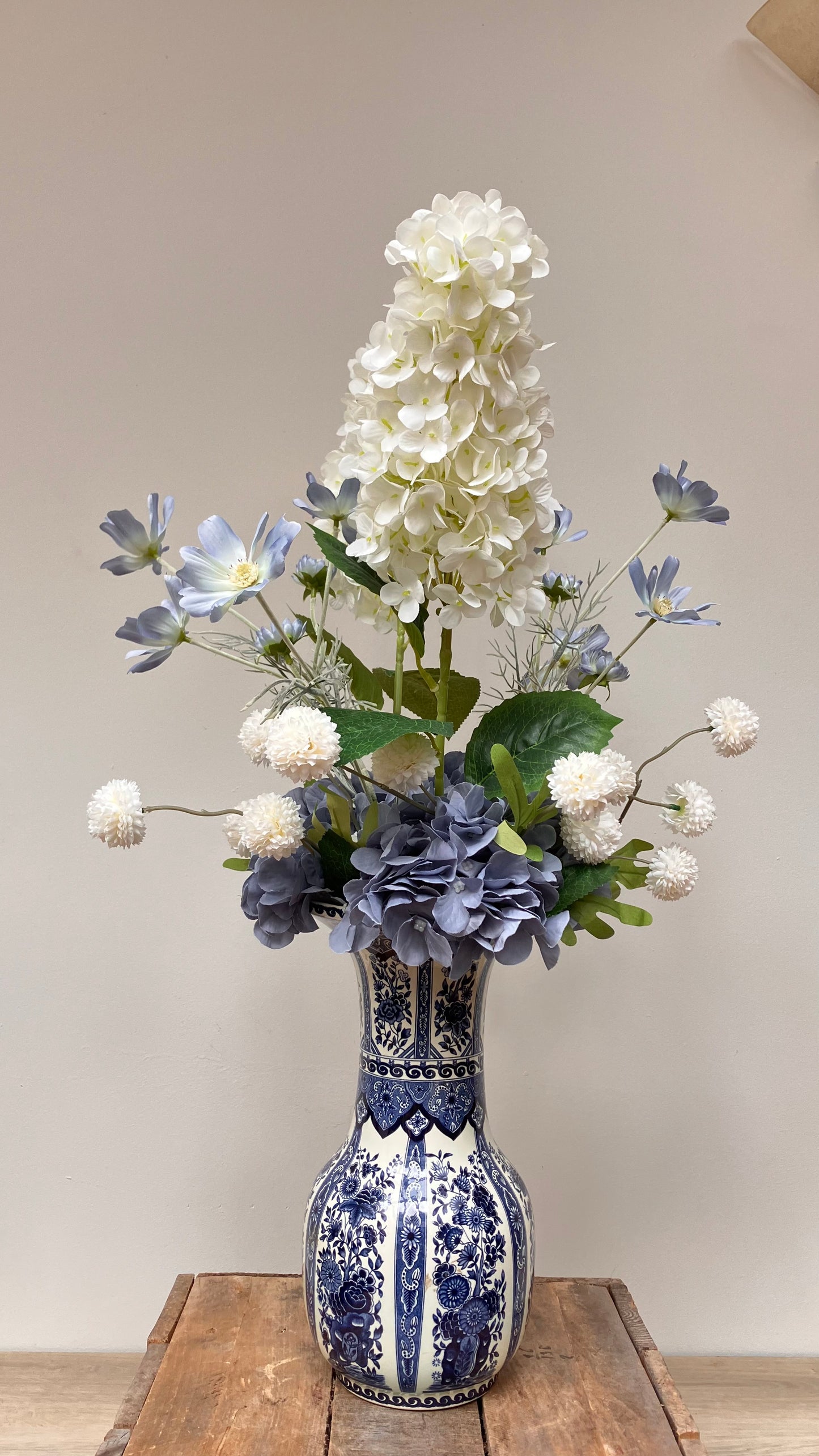 Delfts Blauwe Vaas Met Zijden Bloemen