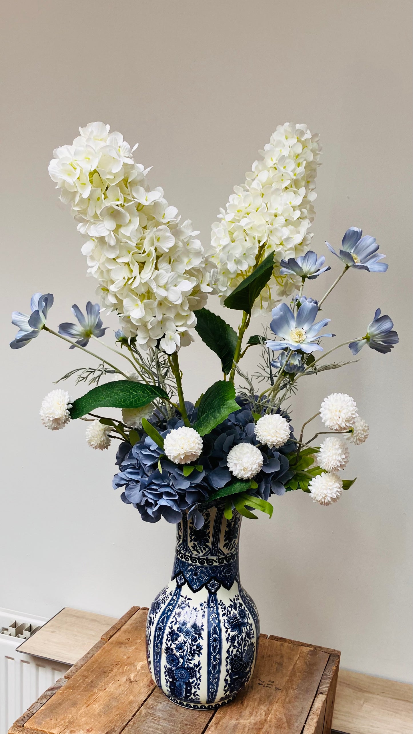 Delfts Blauwe Vaas Met Zijden Bloemen