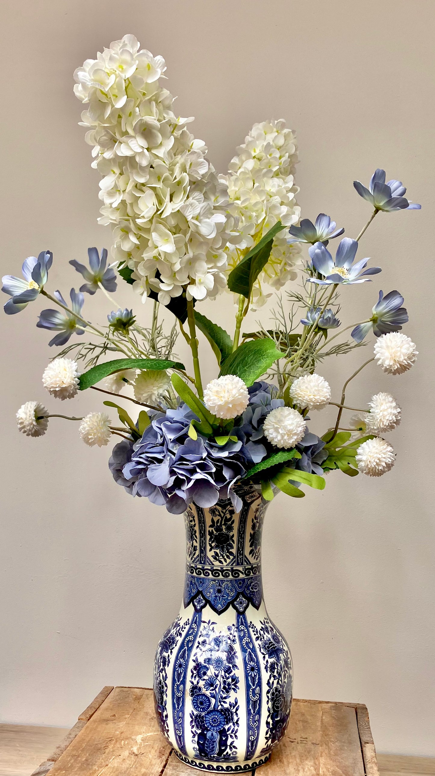 Delfts Blauwe Vaas Met Zijden Bloemen