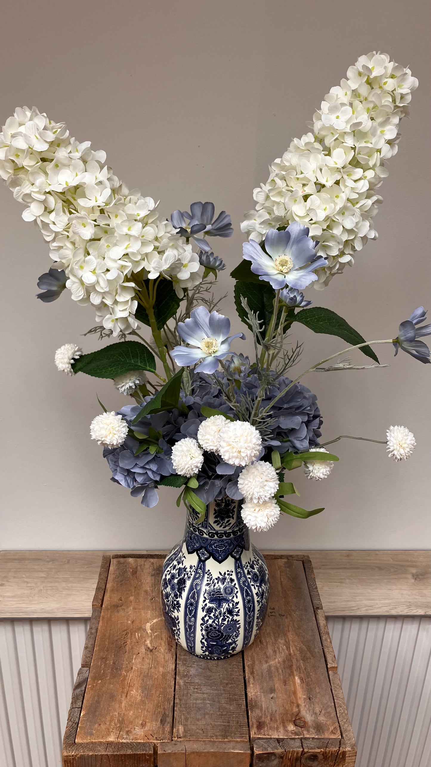 Delfts Blauwe Vaas Met Zijden Bloemen