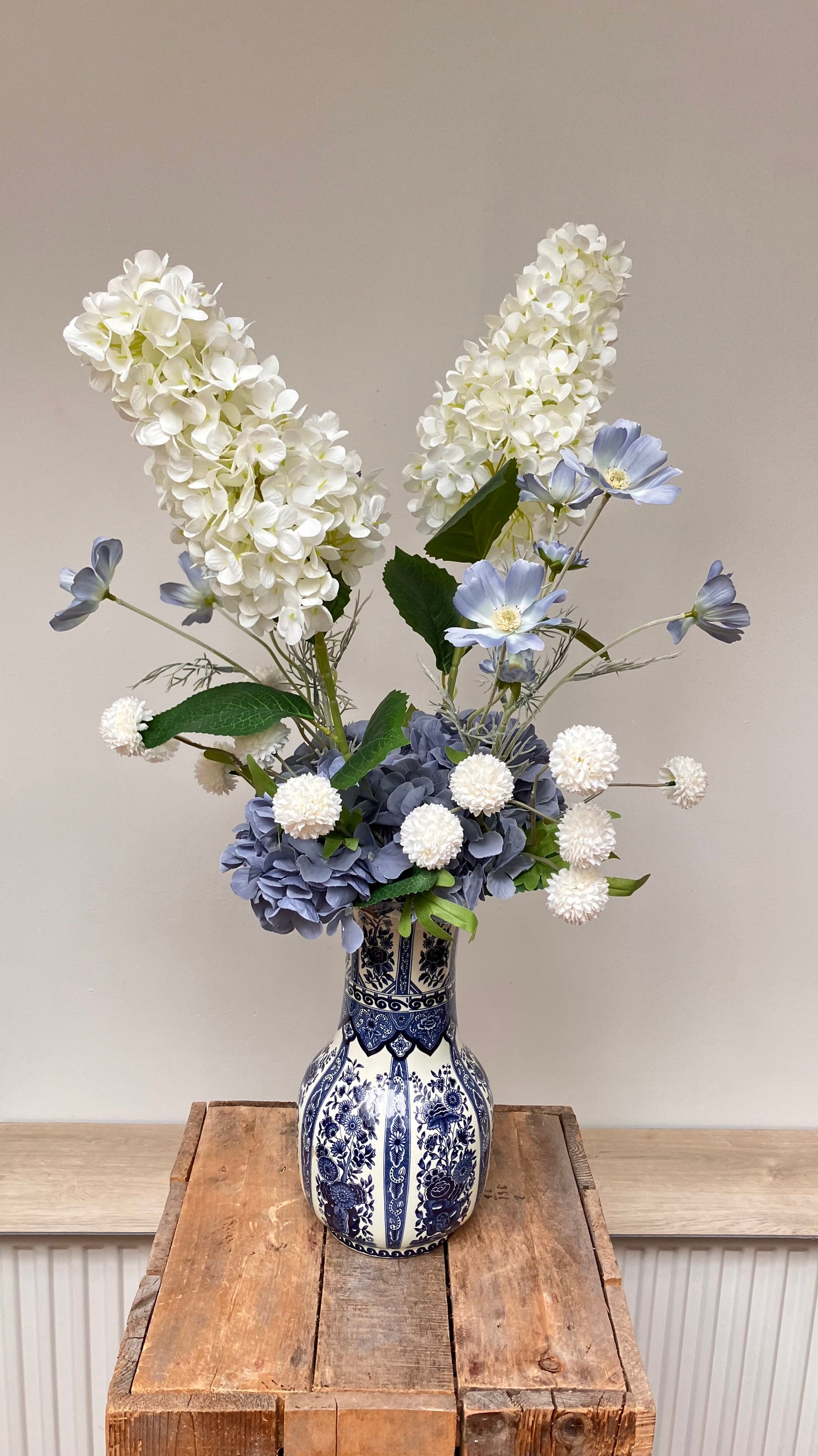 Delfts Blauwe Vaas Met Zijden Bloemen