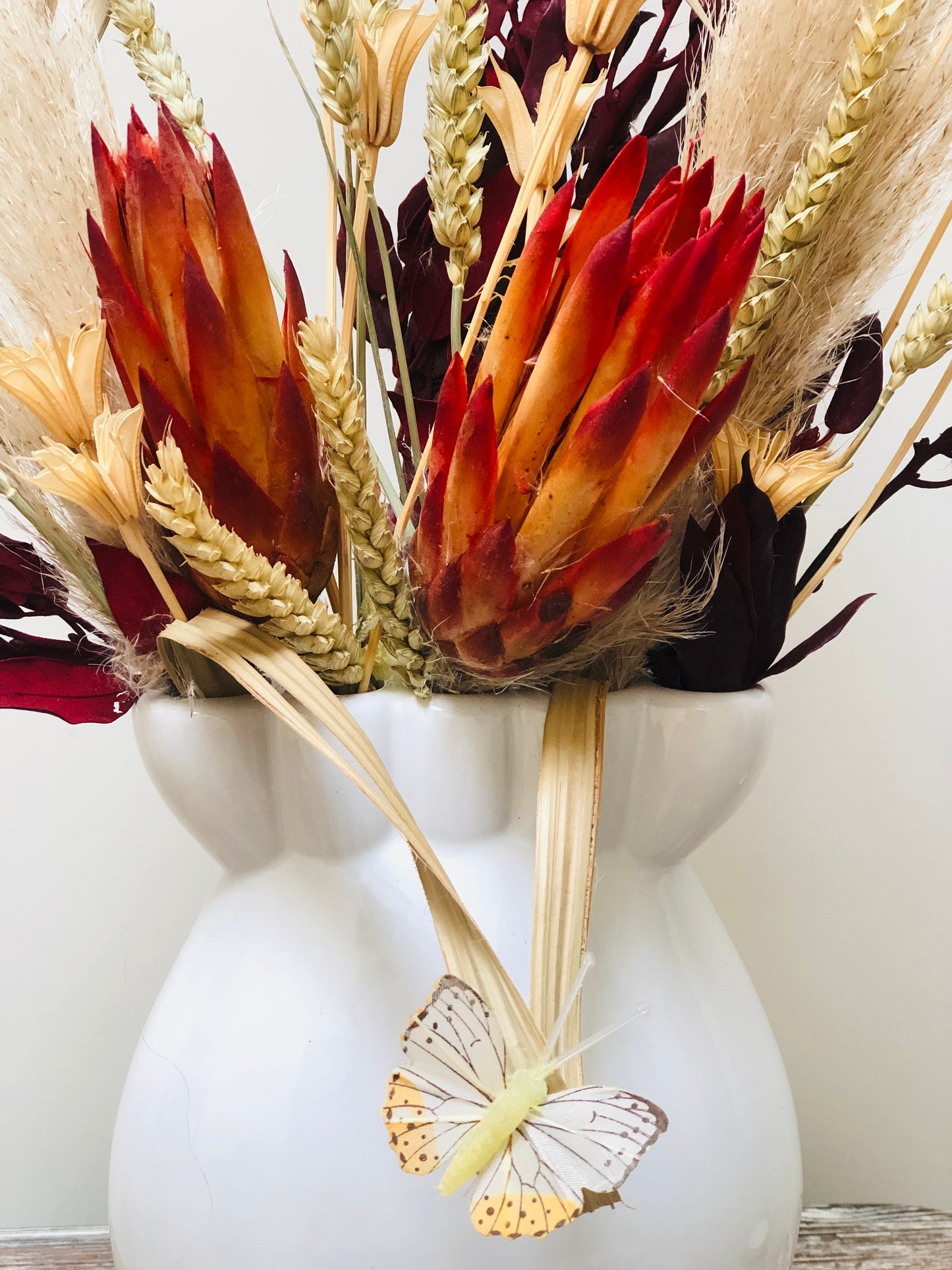 Droogbloemen In Witte Vaas