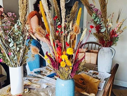 hoe maak je een droogboeket?| droogbloemen workshop| workshop met droogbloemen| boeket maken van droogbloemen| droogboeket maken|  workshop bloemschikken weert| bloemschikken eindhoven| vrijgezellenfeest| personeelsuitje| personeelsverenigingsuitje| personeelsfeestje