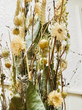 Afbeelding in Gallery-weergave laden, diy| bloemschik pakket| droogbloemen pakket | zelf maken thuis| tafelstuk| diy bloemschikken| DIY bloemschik pakket| bloemschikpakket volwassenen| bloemschikken Eindhoven| personeelsuitje| Magical Flower | Paasstuk maken| DIY Pasen | Lente stuk
