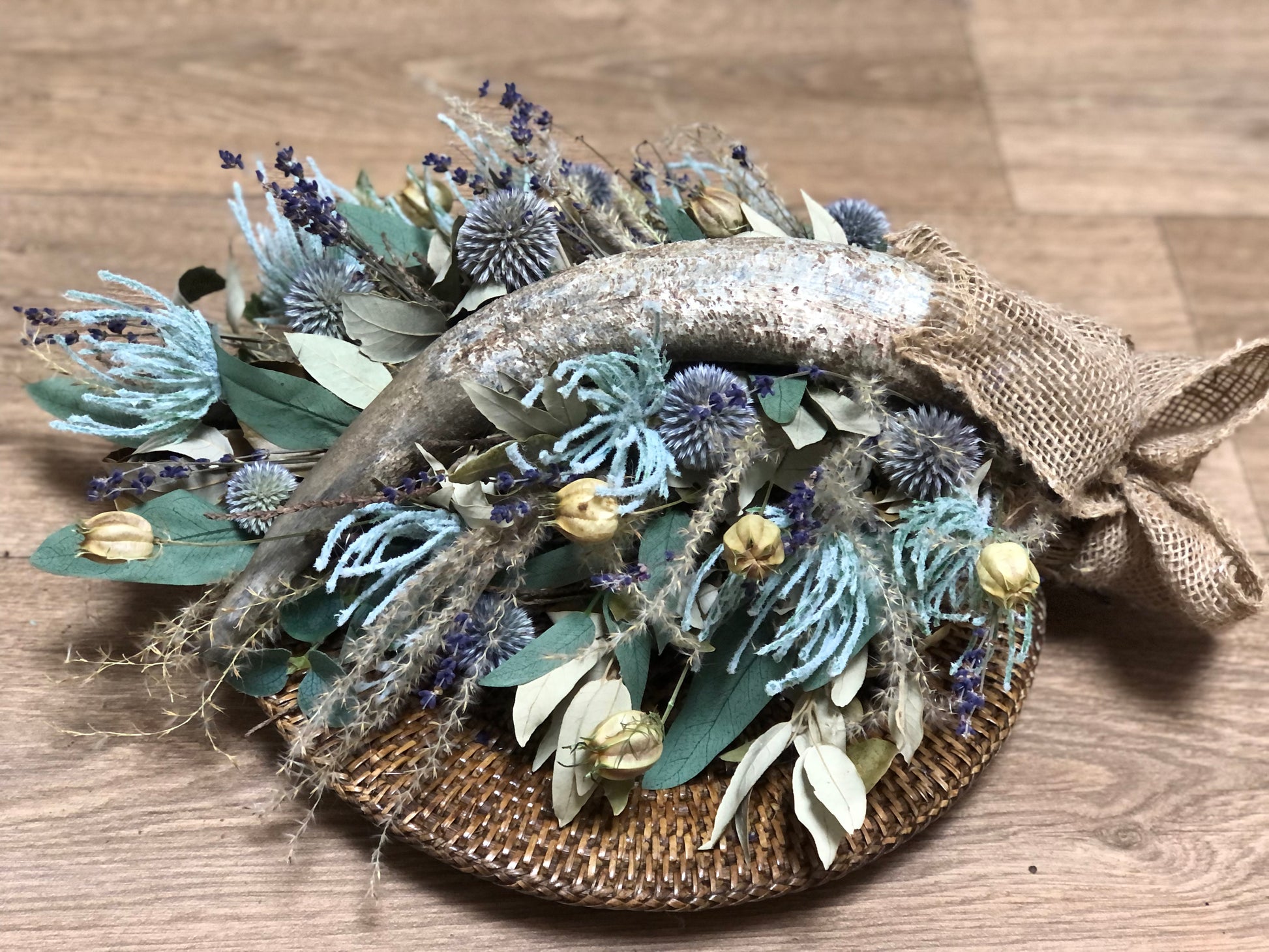 toef met zijdenbloemen en hoorn