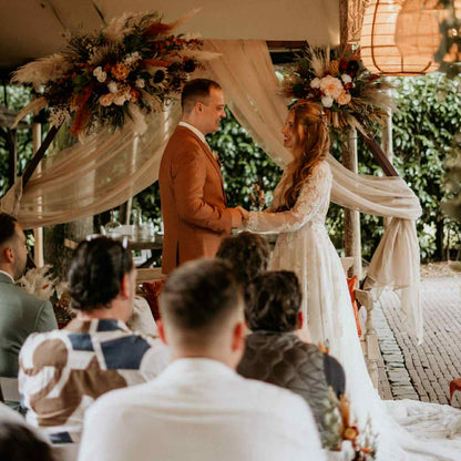 zijden bloemen huren| zijden bloemen huren events|Trouwen in de herfst| bloemen bruiloft| bruidsboeket kopen| boeket voor bruiloft| backdrop huren| bloemen huren evenement| bloemen huren evenement| b2b| bruidsbloemen huren| zijdebloemen huren| prieel met bloemen huren bruiloft| trouwdecoratie huren eindhoven| Magical Flower kunstbloemen huren bruiloft