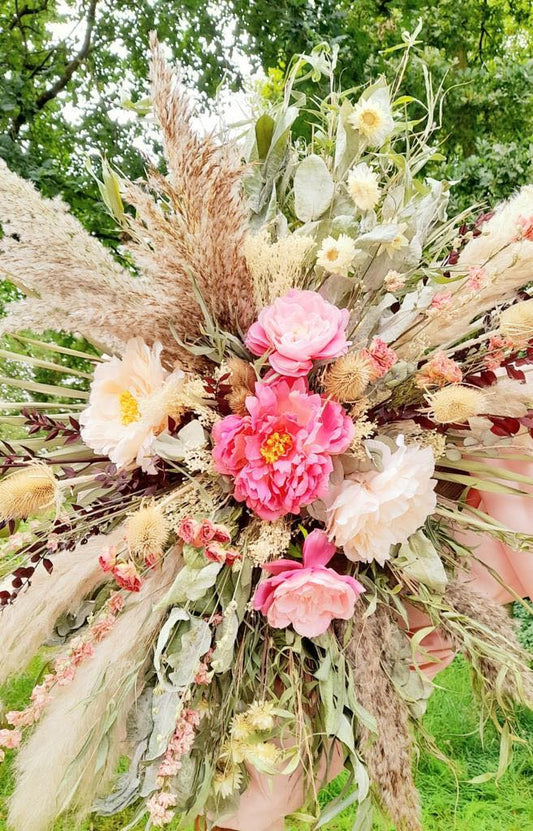 prieelstuk | bloemen prieel bestellen| trouwdecoratie | backdrop met bloemstuk huren| zijdenbloemen huren bruiloft| prieel bloemen online bestellen| bohowedding| bohemian bloemen bruiloft|magical flower