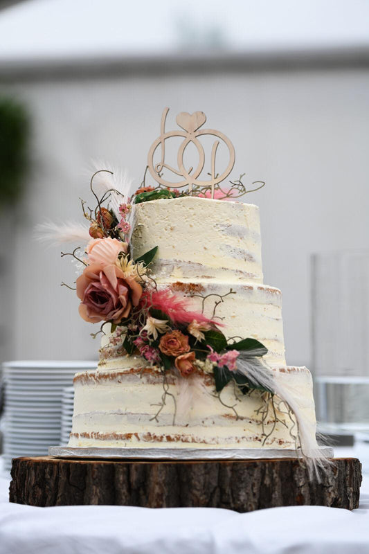 taartdecoratie bruiloft| bloemen voor op taart bruiloft| bloemen bruiloft|aankleding taart| bruidstaart aankleding| magical flower