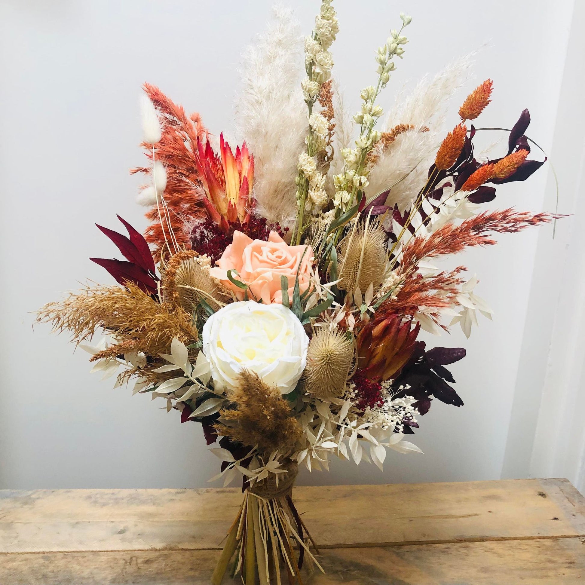 bohemian bruidsbloemen| bruidsbloemen huren|online bruidsboeket bestellen| bloemenstyling bruiloft eindhoven| droogbloemen voor bruiloft| bruidsboeket van droogbloemen| hexagon|flowercloud| aankleding bloemen bruiloft|trouwen in 2024| wedding trends 2024| trouwen in brabant