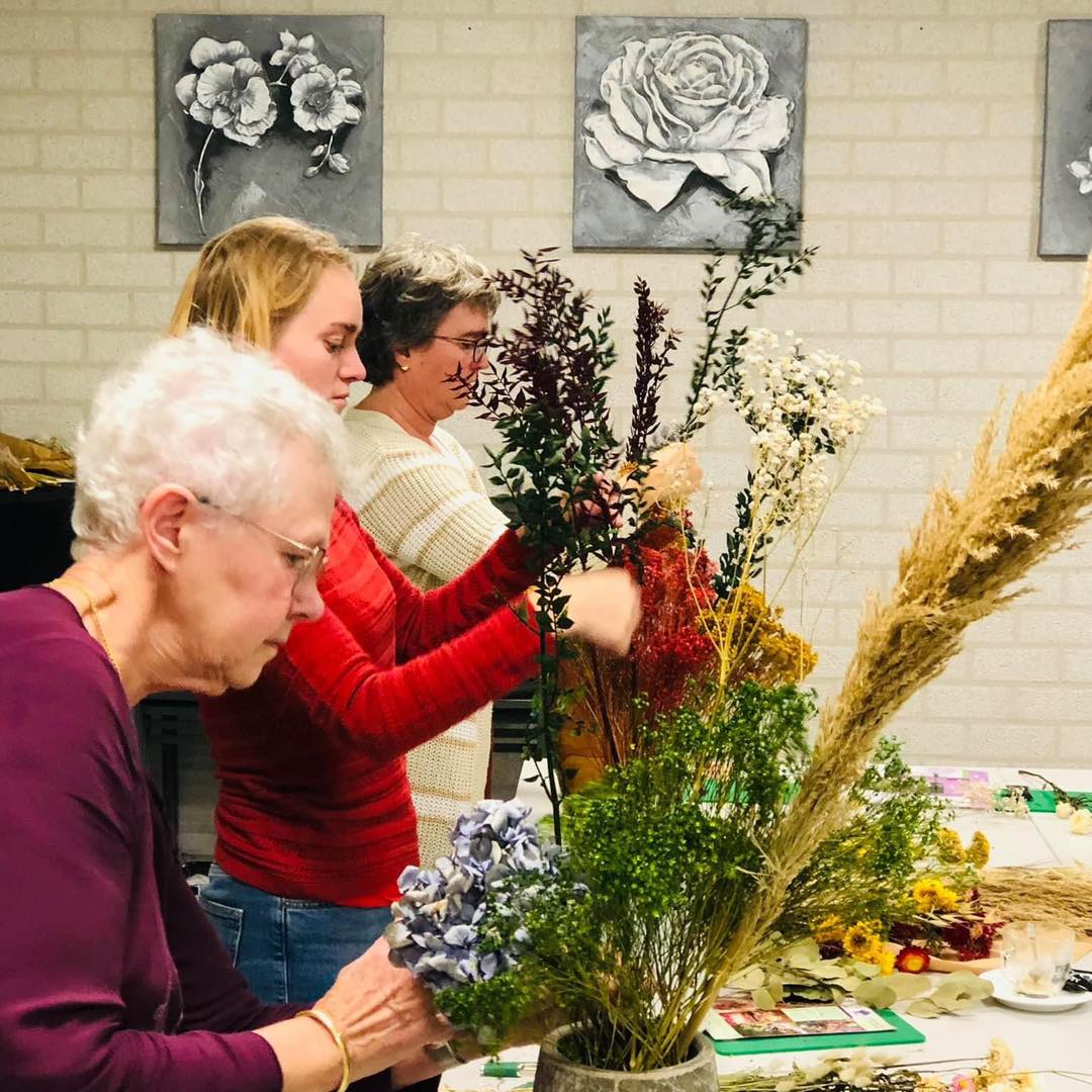 hoe maak je een droogboeket?| droogbloemen workshop| workshop met droogbloemen| boeket maken van droogbloemen| droogboeket maken|  workshop bloemschikken weert| bloemschikken eindhoven| vrijgezellenfeest| personeelsuitje| personeelsverenigingsuitje| personeelsfeestje