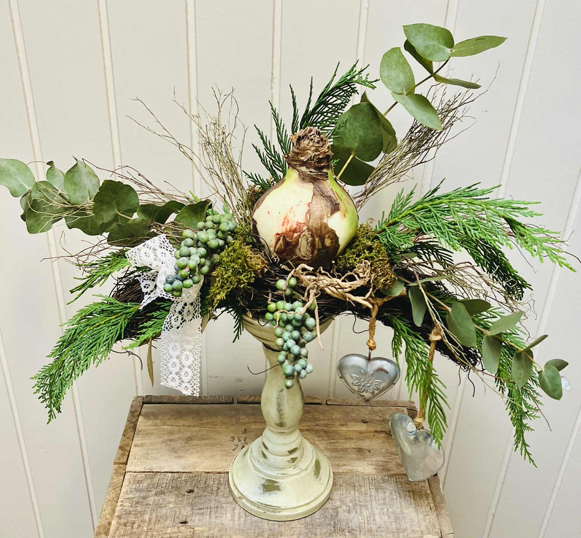 bloemschik pakket| kerstdecoratie maken thuis| diy voorjaar| bloemschikpakket landelijk| bloemschik pakket| amaryllis op kandelaar| magical flower