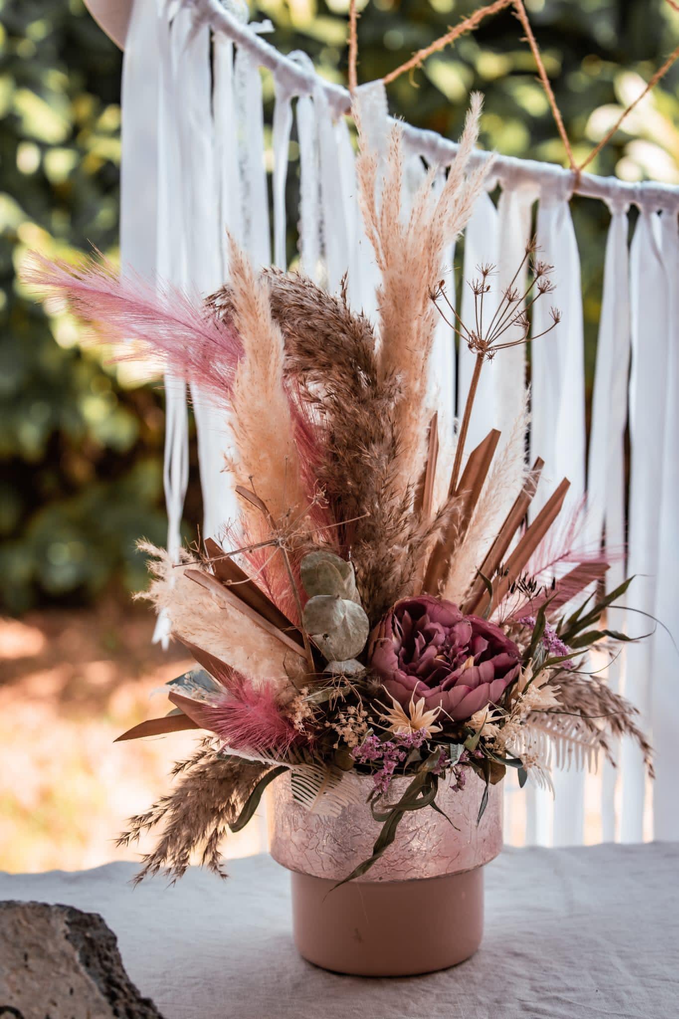 flowercloud|backdrop|bruiloft aankleding|bloemenstyling bruiloft|mooie droogbloemen| bohemian bruiloft| bruidsbloemen huren| bloemstuk tekentafel bruiloft