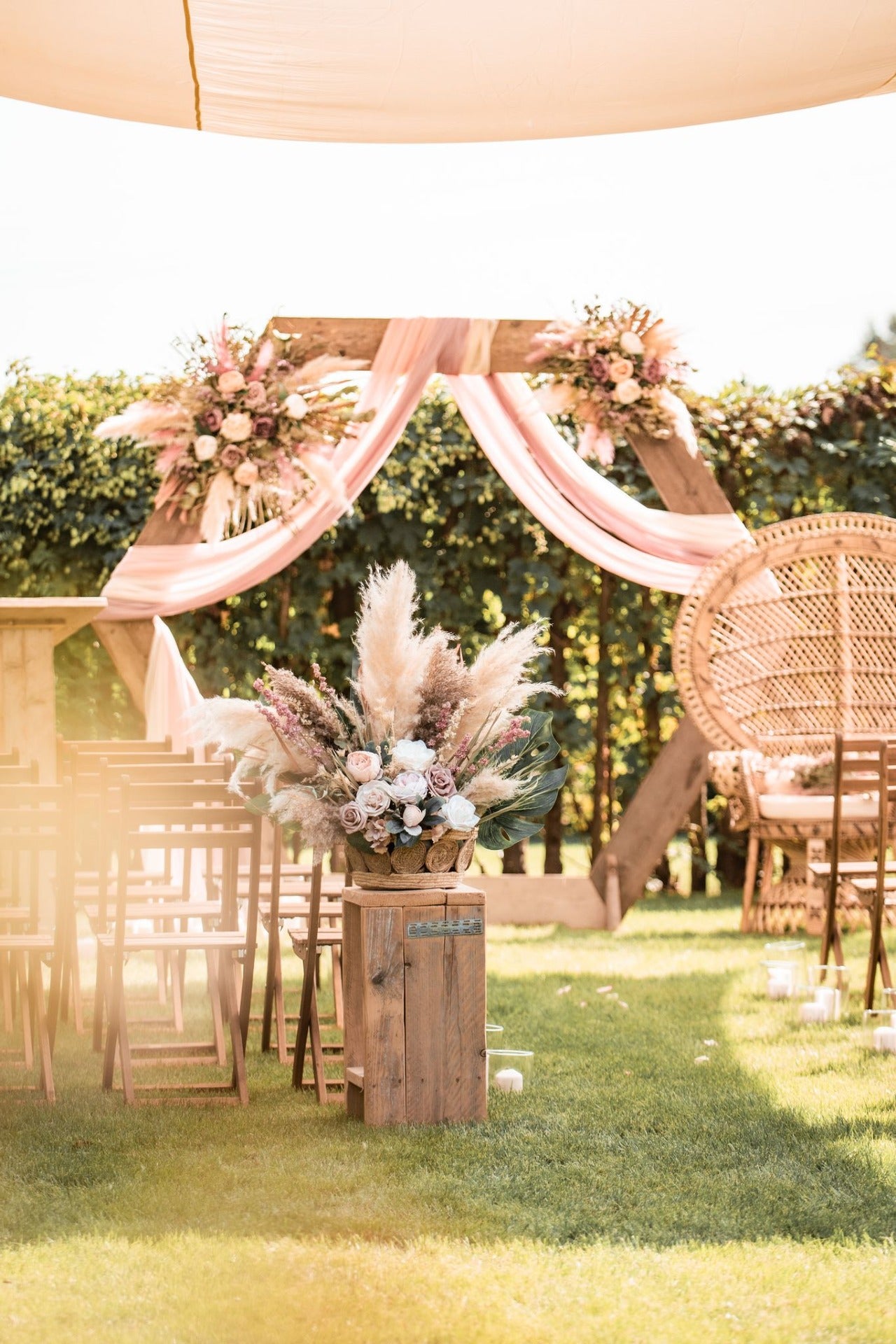 Backdrop huren| droogbloemen huren bruiloft| zijdebloemen huren bruiloft |bloemenstyling bruiloft|mooie droogbloemen| bohemian bruiloft| bruidsbloemen huren| |bloemen huren evenement| backdrop huren met bloemen |magical flower