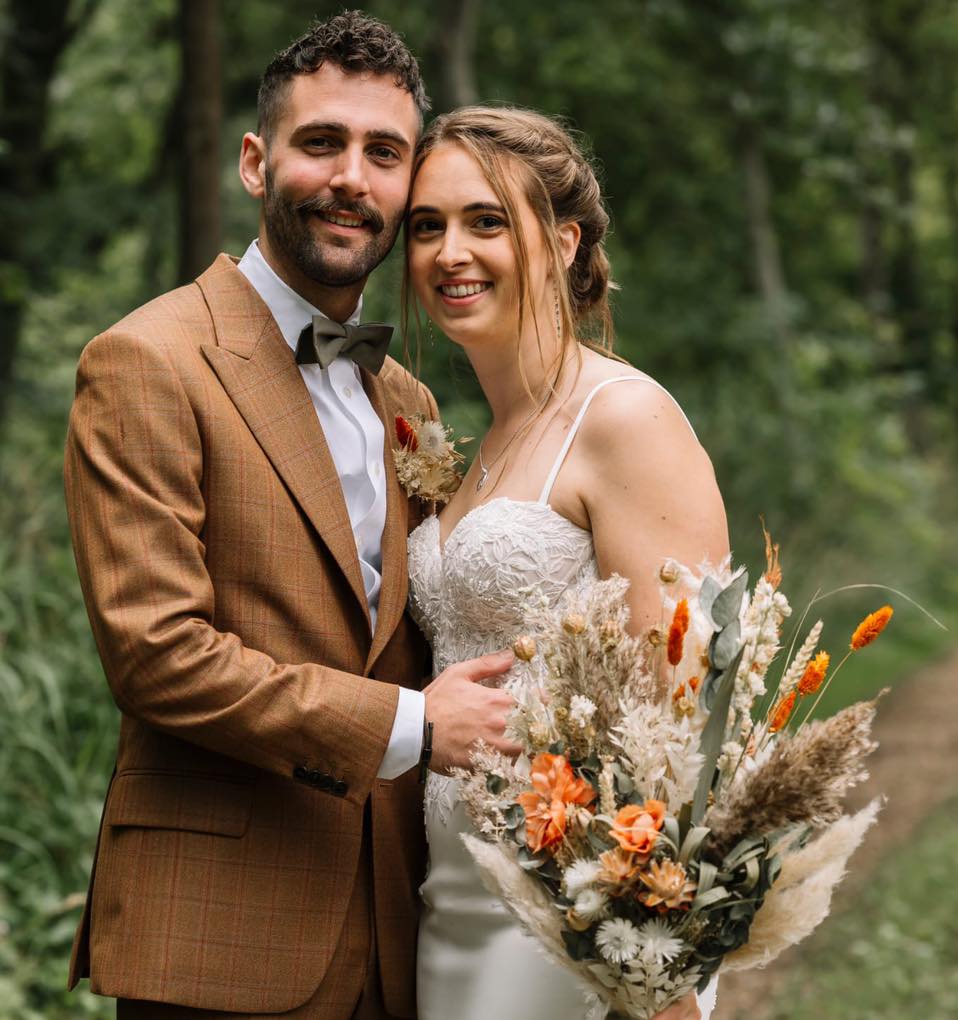 bruidsbloemen op maat| bloemen bruiloft|bruidsboeket van droogbloemen| magical flower| bloemen bruiloft belgie| bloemen bruiloft nederland| bruidspaar met bruidsboeket in handen