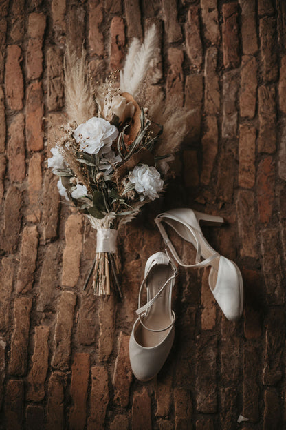 zijdebloemen huren bruiloft| bloemenboog huren bruiloft| luxe bloemen bruiloft| bruidsbloemen brabant| bloemen bruiloft eindhoven| mooie bruidsbloemen| bohemian bruiloft inspiratie|bloemenstyling bruiloft brabant|bruidsbloem styliste| bruidsboeket online bestellen|magical flower