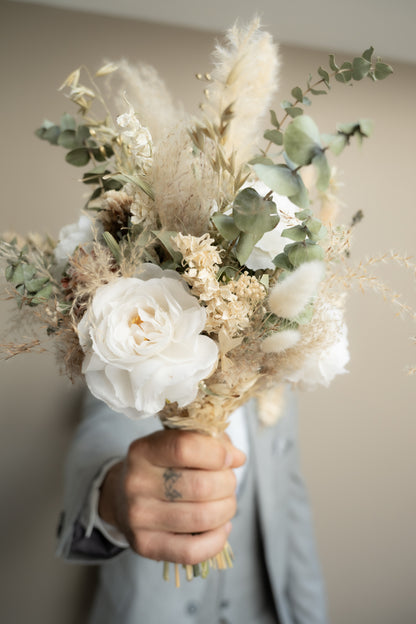 zijdebloemen huren bruiloft| bloemenboog huren bruiloft| luxe bloemen bruiloft| bruidsbloemen brabant| bloemen bruiloft eindhoven| mooie bruidsbloemen| bohemian bruiloft inspiratie|bloemenstyling bruiloft brabant|bruidsbloem styliste| bruidsboeket online bestellen|magical flower