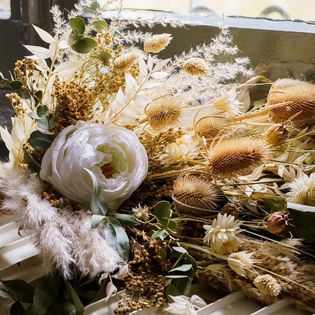Pakket Intiem – Bruidsbloemen op maat van zijden bloemen en droogbloemen