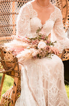 Afbeelding in Gallery-weergave laden, flowercloud|backdrop|bruiloft aankleding|bloemenstyling bruiloft|mooie droogbloemen| bohemian bruiloft| bruidsbloemen huren| herencorsage
