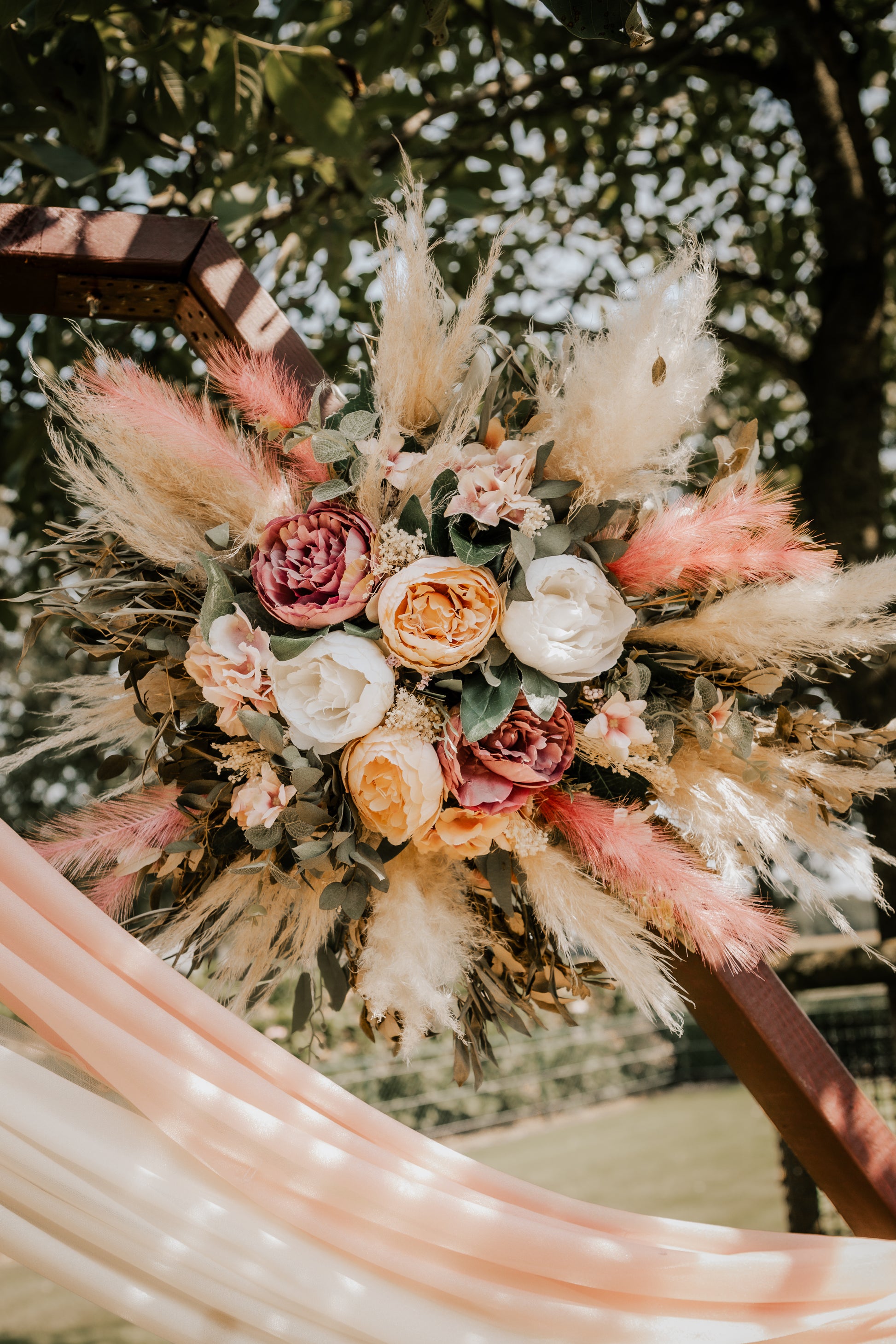 flowercloud|backdrop|bruiloft aankleding|bloemenstyling bruiloft|mooie droogbloemen| bohemian bruiloft| bruidsbloemen huren| herencorsage|bloemen huren evenement| backdrop huren met bloemen |magical flower