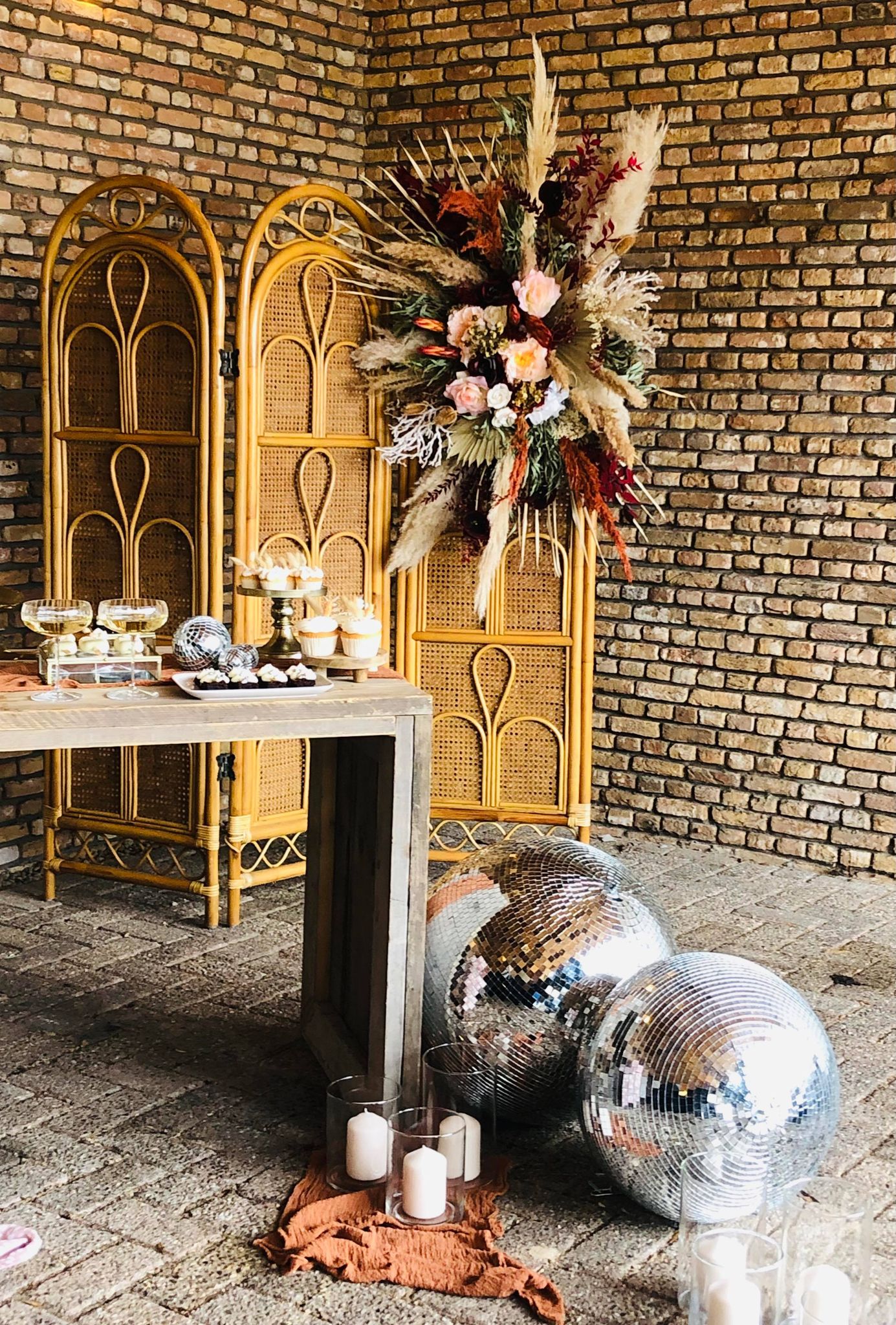 bohemian bruidsbloemen| bruidsbloemen huren|online bruidsboeket bestellen| bloemenstyling bruiloft eindhoven| droogbloemen voor bruiloft| bruidsboeket van droogbloemen| hexagon|flowercloud| aankleding bloemen bruiloft|trouwen in 2024| wedding trends 2024| trouwen in brabant